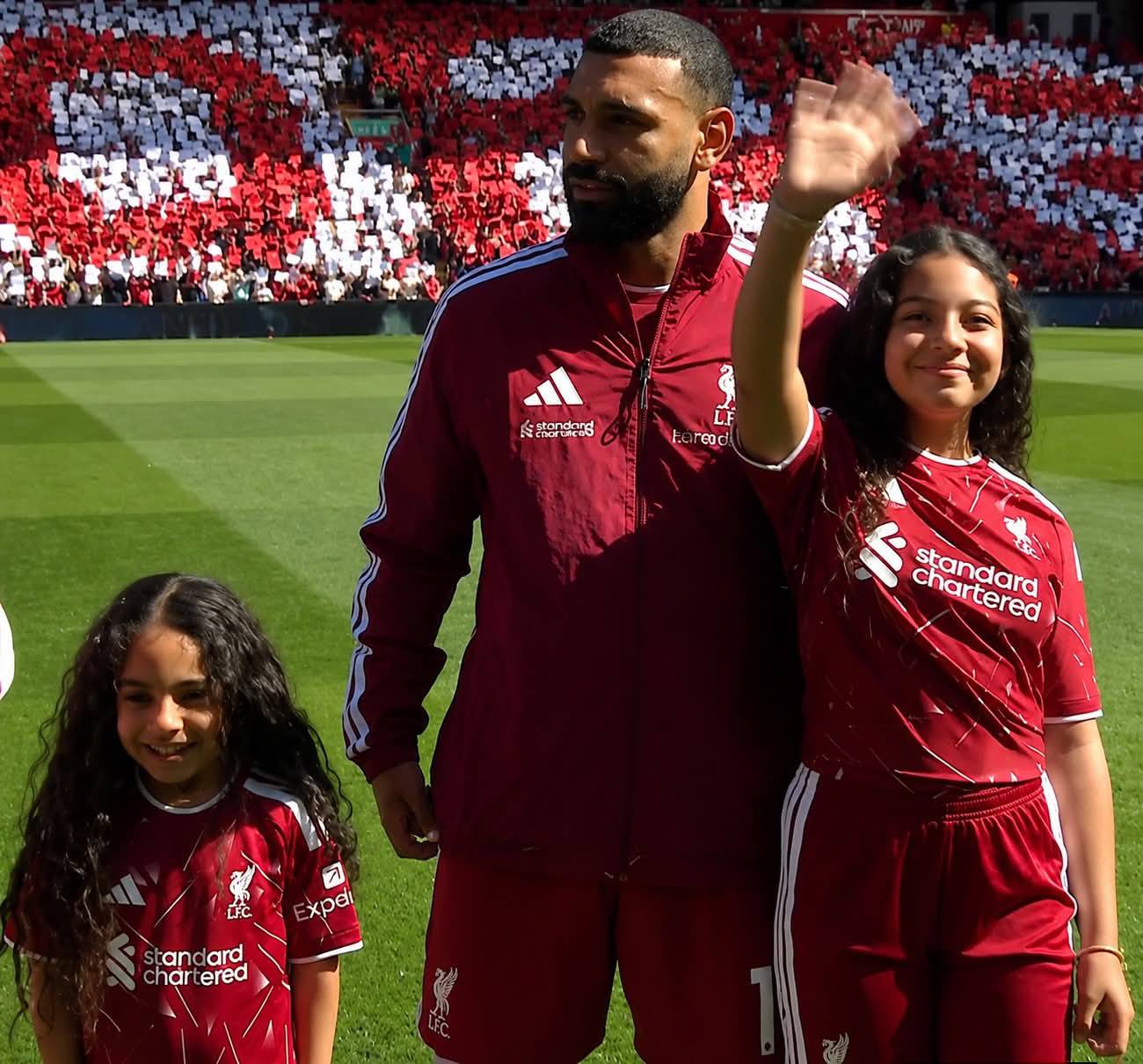 مدرجات أنفيلد تتزين بصور محمد صلاح في ليلة وداع تاريخية.. وعائلة الملك في الملعب