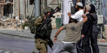 اعتقال طفل ومداهمات واسعة من الإحتلال لمنازل الفلسطينيين في محافظة الخليل