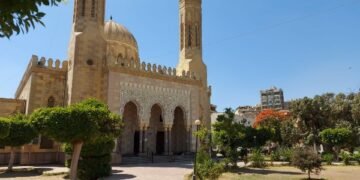 أحمد حلمي يصل مسجد ناصر ببنها استعداداً لتشييع جثمان والدته