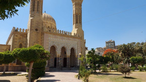 أحمد حلمي يصل مسجد ناصر ببنها استعداداً لتشييع جثمان والدته