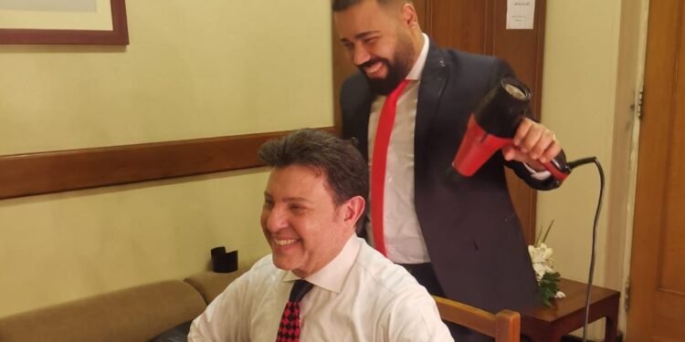 هاني حبشي مصفف الشعر يروي ذكريات مؤثرة مع أمير الغناء العربي