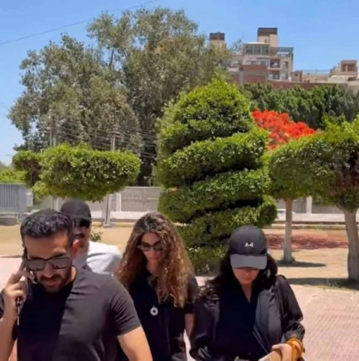 دموع منى زكي وابنتها لي لي تلفت الأنظار في تشييع جثمان حماتها بمقابر الأسرة