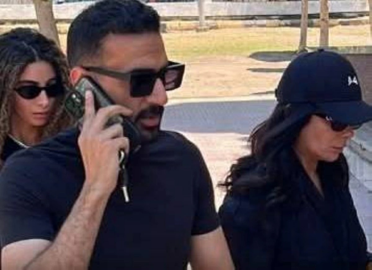دموع منى زكي وابنتها لي لي تلفت الأنظار في تشييع جثمان حماتها بمقابر الأسرة