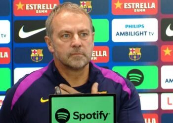 هانزي فليك يجدد عقده مع برشلونة حتى عام 2028 بعد التتويج بالدوري