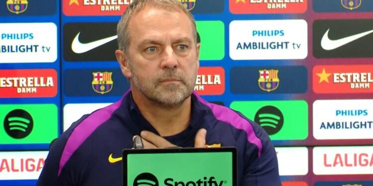 هانزي فليك يجدد عقده مع برشلونة حتى عام 2028 بعد التتويج بالدوري
