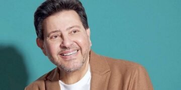 لبلبة تنهار باكية في نعي هاني شاكر: “حاسة إن أخويا راح”