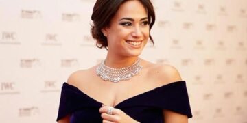 بالدموع.. هند صبري تكشف سر إخفاء طبيعة المرض عن والدتها