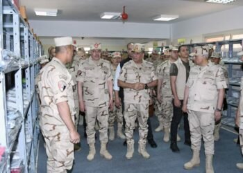 وزير الدفاع يتفقد إحدى وحدات التدريب بالقوات المسلحة