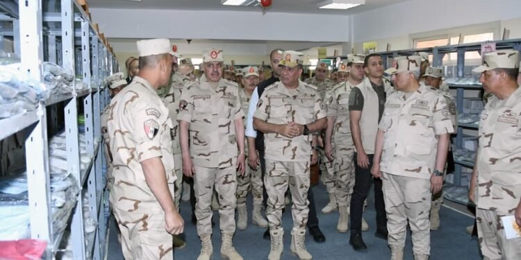 وزير الدفاع يتفقد إحدى وحدات التدريب بالقوات المسلحة