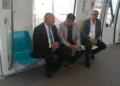 كامل الوزير يستقل المونوريل إلى مقر عمله في العاصمة الجديدة