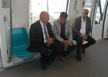 كامل الوزير يستقل المونوريل إلى مقر عمله في العاصمة الجديدة