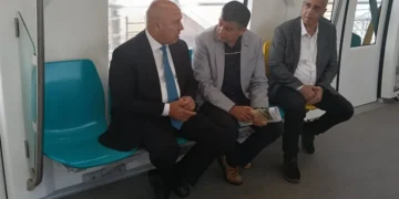 كامل الوزير يستقل المونوريل إلى مقر عمله في العاصمة الجديدة