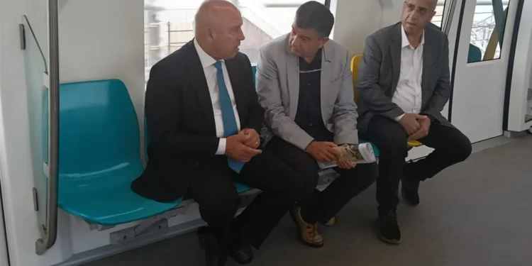 كامل الوزير يستقل المونوريل إلى مقر عمله في العاصمة الجديدة