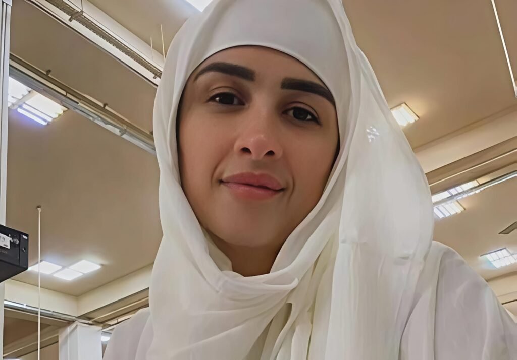 ياسمين عبدالعزيز تشارك جمهورها صوراً من مناسك الحج بالملابس البيضاء