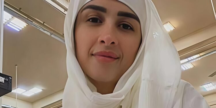ياسمين عبدالعزيز تشارك جمهورها صوراً من مناسك الحج بالملابس البيضاء