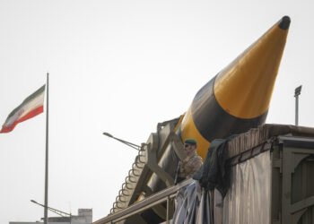الحرس الثوري الإيراني يعلن قصف مركز قيادة أمريكي على متن مدمرة بخليج عمان
