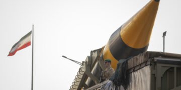 الحرس الثوري الإيراني يعلن قصف مركز قيادة أمريكي على متن مدمرة بخليج عمان