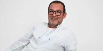 تنفيذًا لوصيته.. جمهور ومحبي محمد مرزبان يودعونه بالأبيض في عزائه