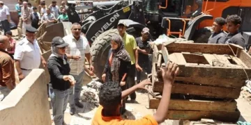 إزالة الأكشاك المخالفة وفروشات الباعة الجائلين خلال حملة بالقليوبية