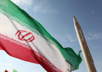 إيران تلوّح بتوسيع المواجهة.. رئيس الأمن القومي: الحرب لن تقتصر على المنطقة