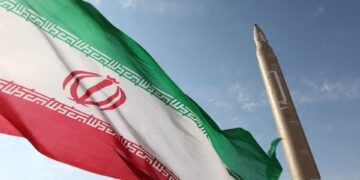 إيران تلوّح بتوسيع المواجهة.. رئيس الأمن القومي: الحرب لن تقتصر على المنطقة