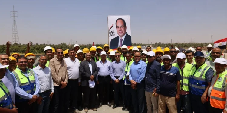وزير النقل يتفقد مشروعات قومية بالصعيد ويقرر صرف مكأفاة للمهندسين