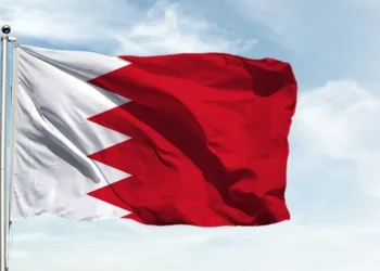 البحرين تطلق صفارات الإنذار وتدعو المواطنين والمقيمين للتوجه إلى أماكن آمنة