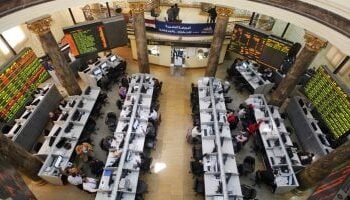 خسائر تطال جميع القطاعات.. والسياحة والترفيه يتراجعان 4.9%