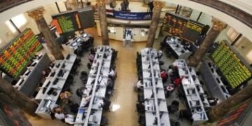 خسائر تطال جميع القطاعات.. والسياحة والترفيه يتراجعان 4.9%