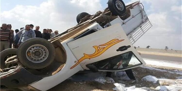 خلال توجههم إلى مولد الشيخ أبو الحسن.. إصابة 16 شخصًا في انقلاب سيارة ربع نقل بطريق قفط القصير
