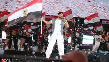 وسط هتافات الآلاف.. تامر حسني يشعل أجواء منطقة المشجعين بالعاصمة الإدارية