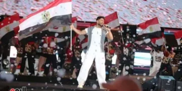 وسط هتافات الآلاف.. تامر حسني يشعل أجواء منطقة المشجعين بالعاصمة الإدارية
