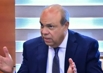 وزير الطيران المدني يزور مصابة حادث طائرة التدريب للاطمئنان على حالتها الصحية