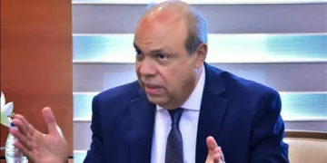 وزير الطيران المدني يزور مصابة حادث طائرة التدريب للاطمئنان على حالتها الصحية