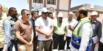 وزير الدولة للإنتاج الحربي يتابع تنفيذ مشروعات حياة كريمة بأسوان.. ويوجه بإزالة أي معوقات
