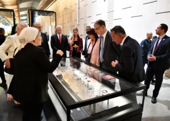 رئيس الوزراء الصربي في جولة داخل المتحف المصري الكبير