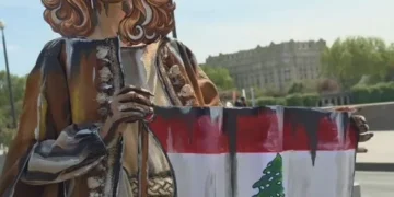 ظهور الفنانة فيروز في شوارع باريس يثير الجدل.. ما القصة؟