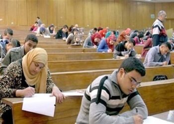 ضبط 11 طالبًا بكلية التجارة فى بنى سويف متلبسين بالغش باستخدام المحمول