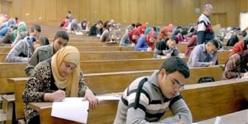 ضبط 11 طالبًا بكلية التجارة فى بنى سويف متلبسين بالغش باستخدام المحمول