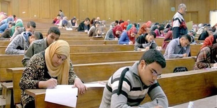 ضبط 11 طالبًا بكلية التجارة فى بنى سويف متلبسين بالغش باستخدام المحمول