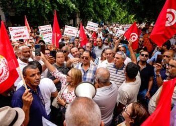 شلل مصرفي في تونس بعد إضراب شامل للبنوك واحتجاجات على الأجور