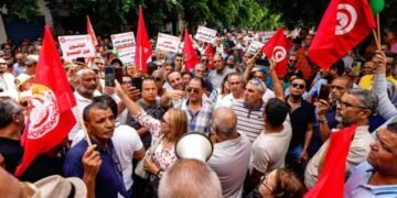 شلل مصرفي في تونس بعد إضراب شامل للبنوك واحتجاجات على الأجور