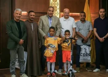 الإسماعيلي يُكرّم طفلين ضحّيا بمدخراتهما من أجل النادي ويهديهما “سكوتر”