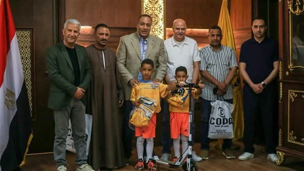 الإسماعيلي يُكرّم طفلين ضحّيا بمدخراتهما من أجل النادي ويهديهما “سكوتر”