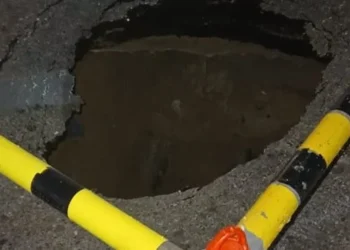 هبوط أرضي بشارع مصطفى النحاس.. وشركة الصرف الصحي تدفع بمعداتها