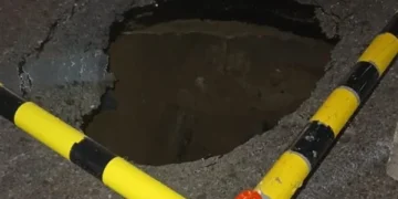 هبوط أرضي بشارع مصطفى النحاس.. وشركة الصرف الصحي تدفع بمعداتها