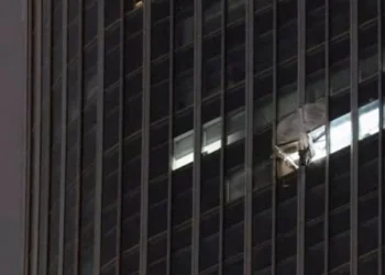 قتيل و13 مصابًا إثر حادث اصطدام طائرة بناطحة سحاب في الصين