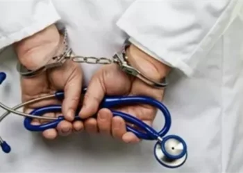 القبض على طالب بكلية الهندسة انتحل صفة طبيب نفسي واستغل فتيات في النصب والتحرش بالقاهرة