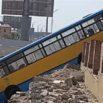 انقلاب أتوبيس نقل عام بطريق المشير طنطاوي إثر عطل مفاجئ في الفرامل