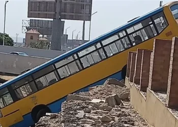 انقلاب أتوبيس نقل عام بطريق المشير في اتجاه القاهرة الجديدة أمام استاد الدفاع الجوي